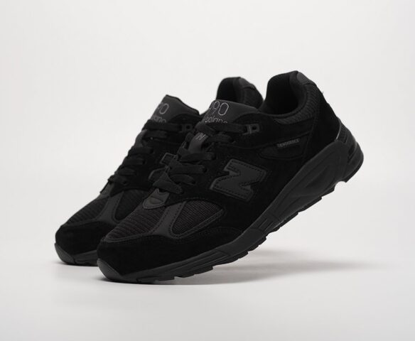 New Balance 990 v2 all black